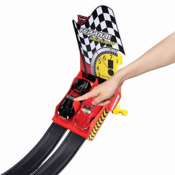 Bburago 18-31216 - Ferrari Race & Play: Dual Loop inkl. 2 Fahrzeugen und Tragebox, 1:43 - Modellauto – Ansicht 4