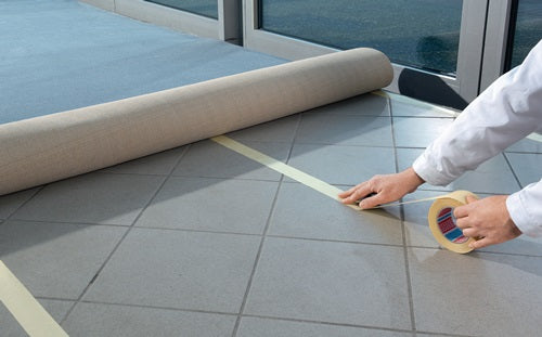 Doppelseitiges Klebeband tesafix® 4944 Länge 25 m Breite 50 mm weiß Rolle TESA – Ansicht 3