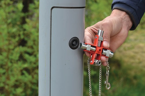 Doppel-Schaltschrankschlüssel SuBMaster 9 in 1 14 Funktionen mit Karabinerhaken an Kette SCHUEBO – Ansicht 5