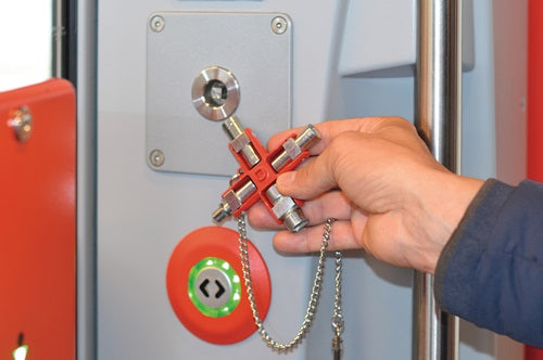 Doppel-Schaltschrankschlüssel SuBMaster 9 in 1 14 Funktionen mit Karabinerhaken an Kette SCHUEBO – Ansicht 3