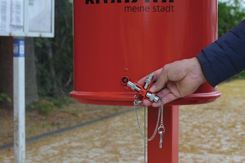 Doppel-Schaltschrankschlüssel SuBMaster 9 in 1 14 Funktionen mit Karabinerhaken an Kette SCHUEBO – Ansicht 4