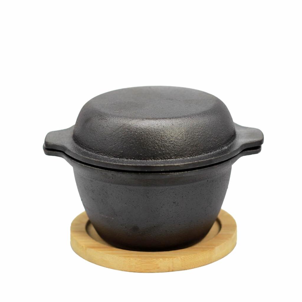 Gusseiserner Runder Topf Ø 10 cm, 0,30 l Volumen, inkl. Deckel und Holzuntersetzer - Schwarz, robust und vielseitig