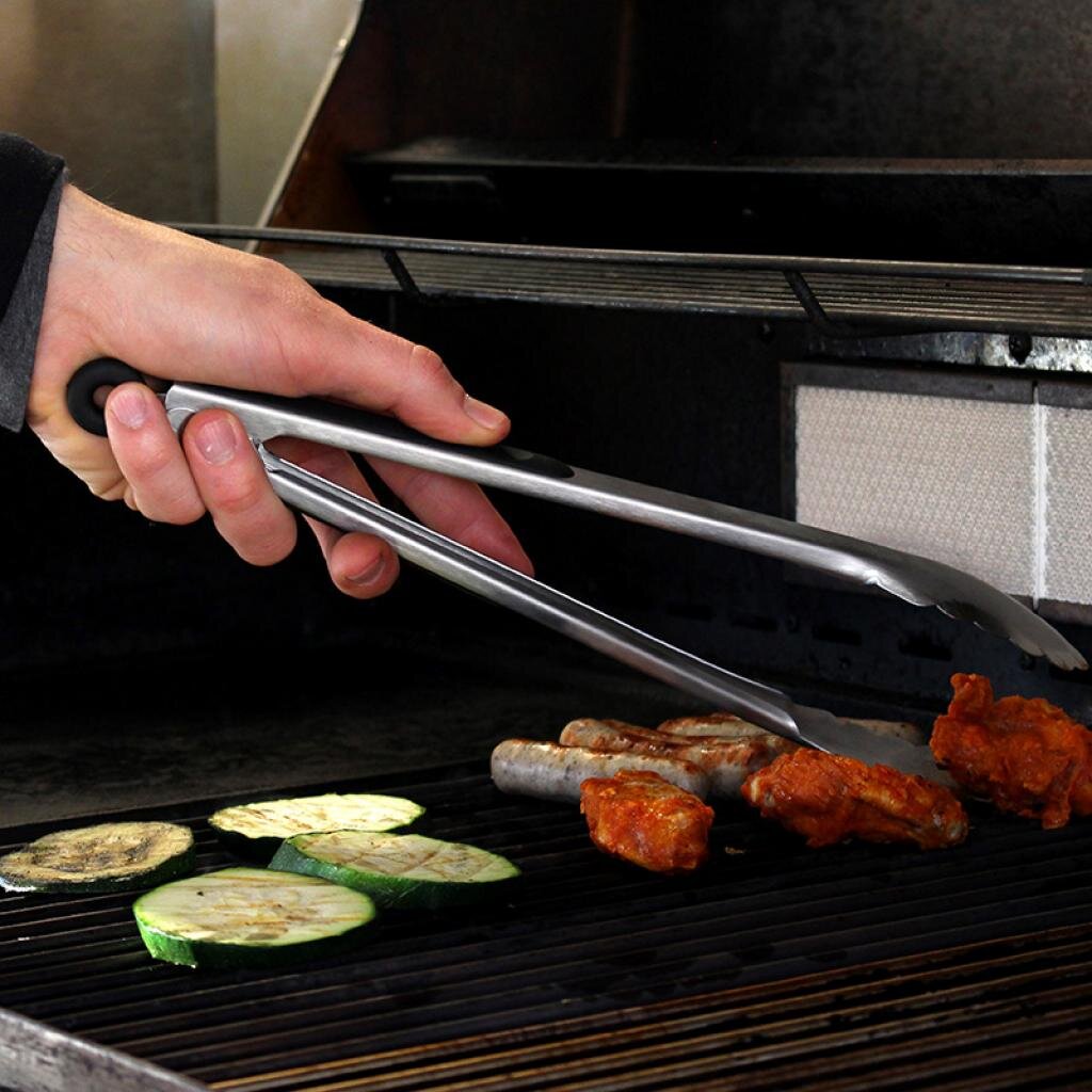 Hochwertige BBQ-/Grill-Zange aus Edelstahl 18/10, 23 cm lang, mit gezahnten Greifern und gummiertem Griff – Ansicht 2