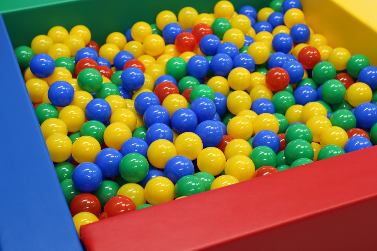 IGLU Bällebad Mehrfarbig mit Bällen in den Farben Grün/Rot/Gelb/Blau – Ansicht 6