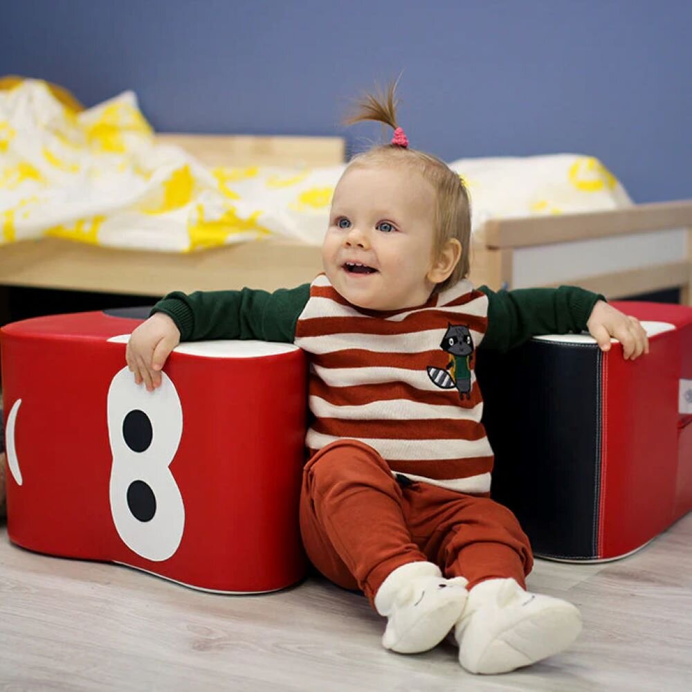 IGLU Rocker Car Kinderschaukel/Wippe aus Schaumstoff im Auto Design in Rot für Kinder